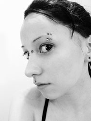 Doppeltes Augenbrauenpiercing