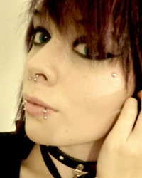 Microdermal-Piercing Frau
