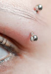 Augenbrauenpiercing