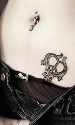 Sexy Bauch-Tattoo