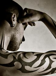 Tribal-Tattoo am Arm