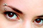 Augenbrauenpiercing drei Strass